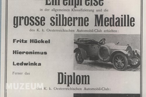 {"cs":"Diplom ze závodu v Alpách z r. 1911, kterého se zúčastnil s Fritzem Hückelem ve voze typu \"S